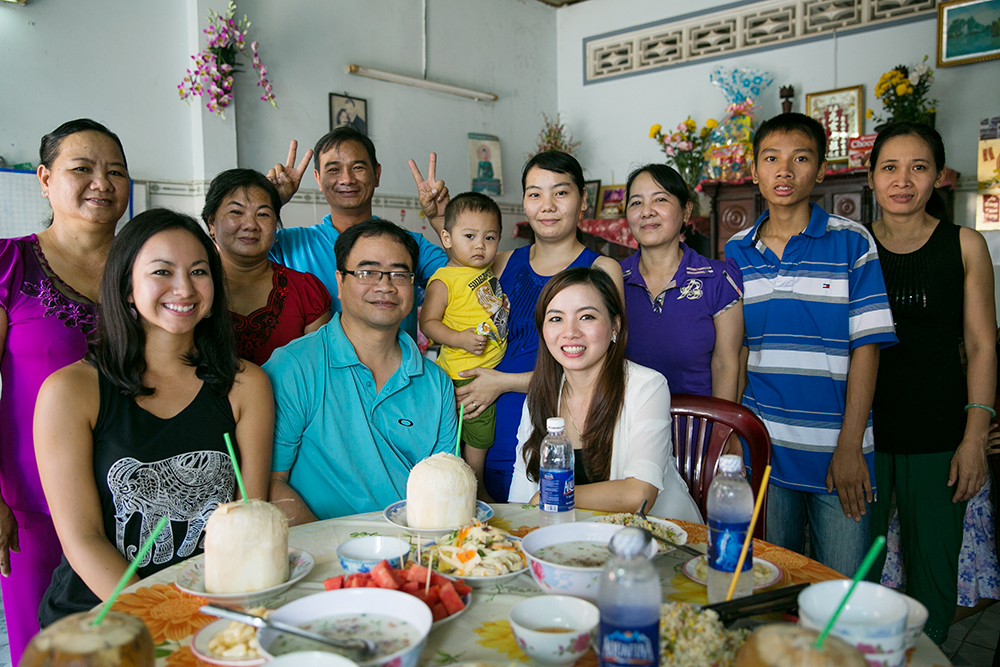 Корейцы вьетнамцы. Вьетнамская семья. Вьетнамцы семья. Вьетнамцы за столом. Семья Вьетнама большая.